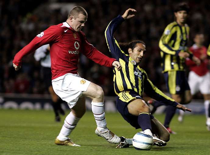 Rooney in action v Fenerbahce