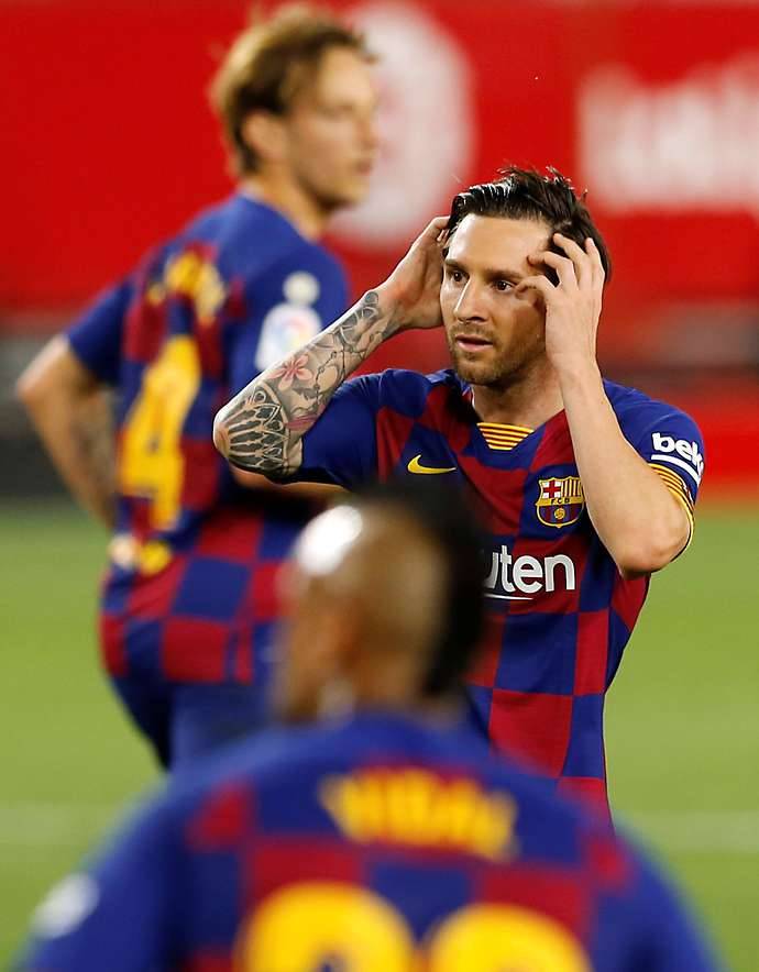 Barcelona's Lionel Messi lucky to get away with push on Diego Carlos vs ...