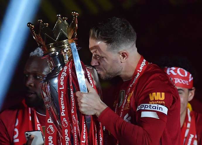 Henderson kisses the PL trophy