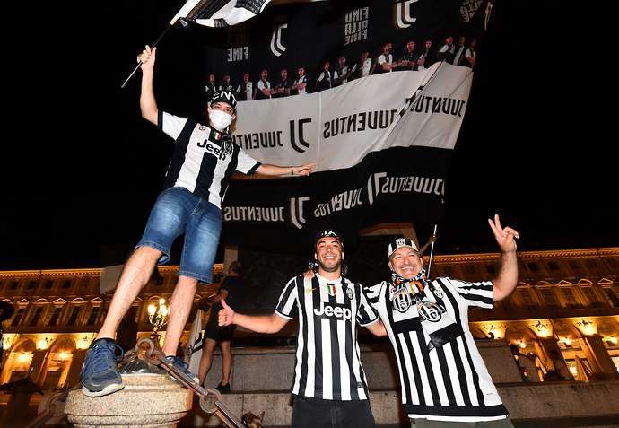 Juventus fans celebrate