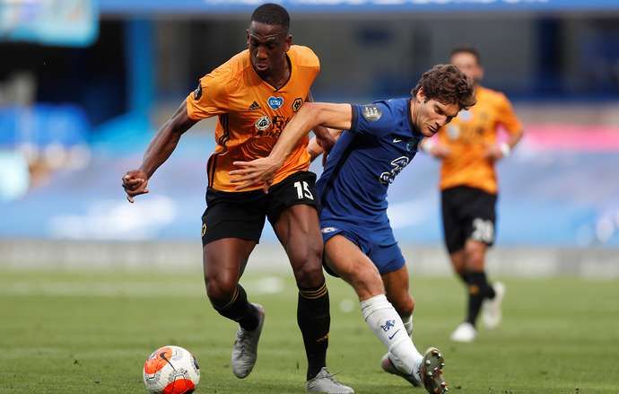 Willy Boly challenges Marcos Alonso