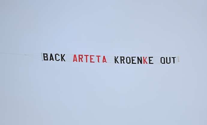 Arteta & Kroenke plane banner