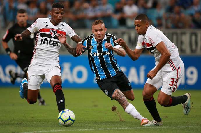 Everton in action for Gremio
