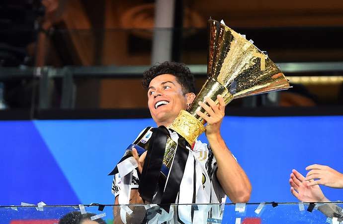 Ronaldo with the Serie A trophy