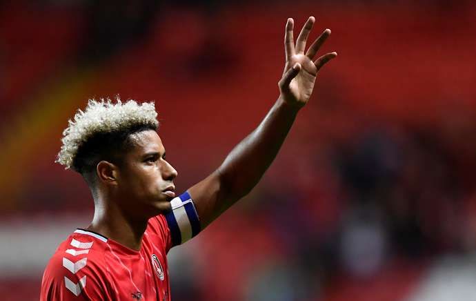 Lyle Taylor waves