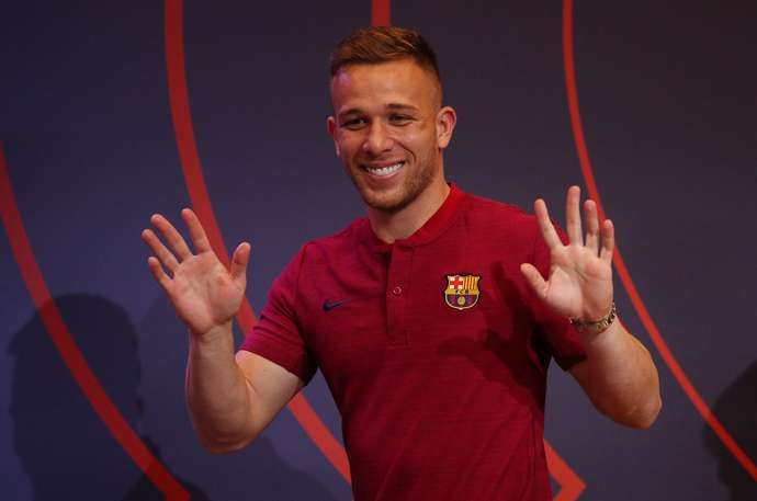 Arthur signs for Barcelona