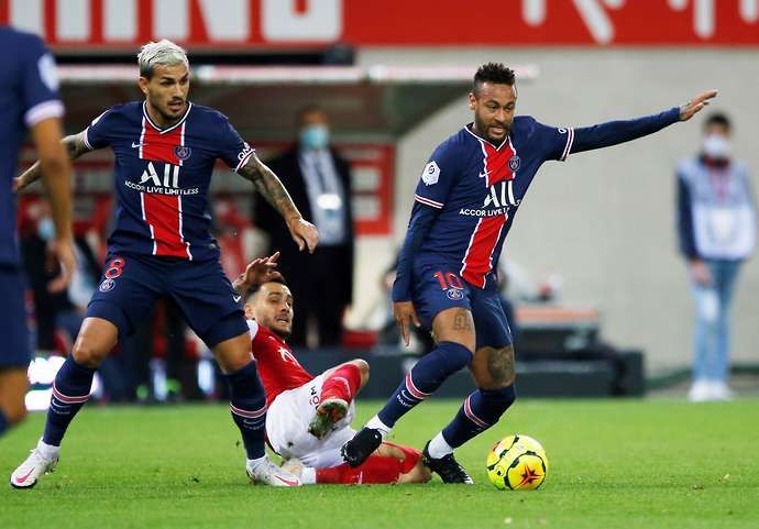 Neymar glides past a Reims defender