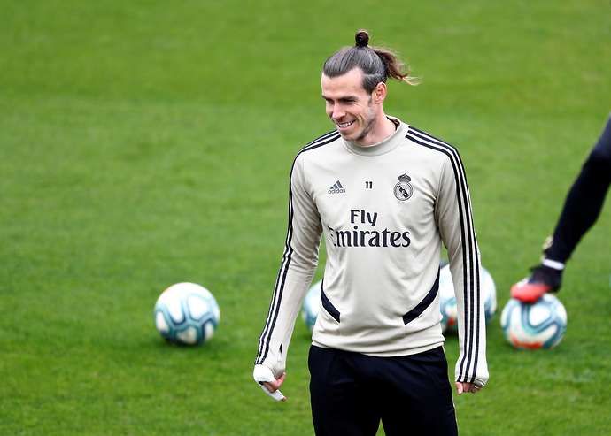 Gareth Bale warms up for Real Madrid