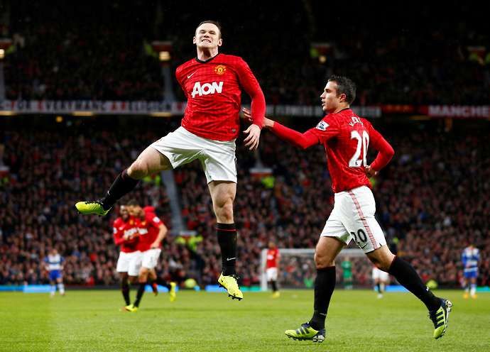 Wayne Rooney and Robin van Persie celebrate
