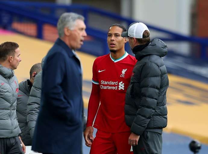 Jurgen Klopp speaks with Van Dijk after his injury in Liverpool vs Everton