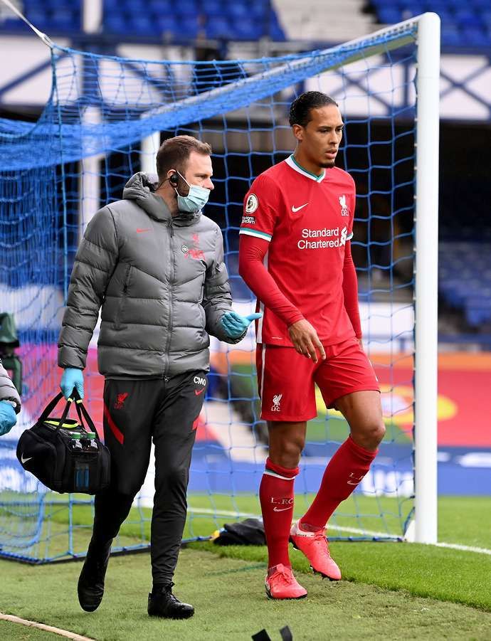 Van Dijk leaves the pitch at Goodison Park