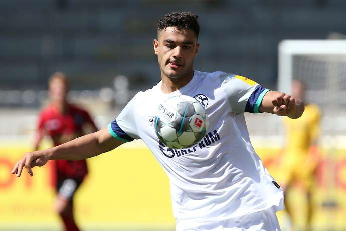 Ozan Kabak in action for Schalke