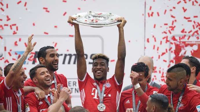 Kingsley Coman lifts the Bundesliga trophy