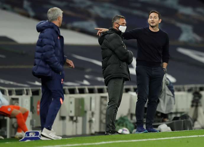 Jose Mourinho and Frank Lampard argue on the touchline