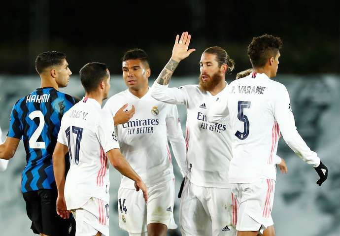 Sergio Ramos shakes hands with Achraf Hakimi in Real Madrid vs Inter