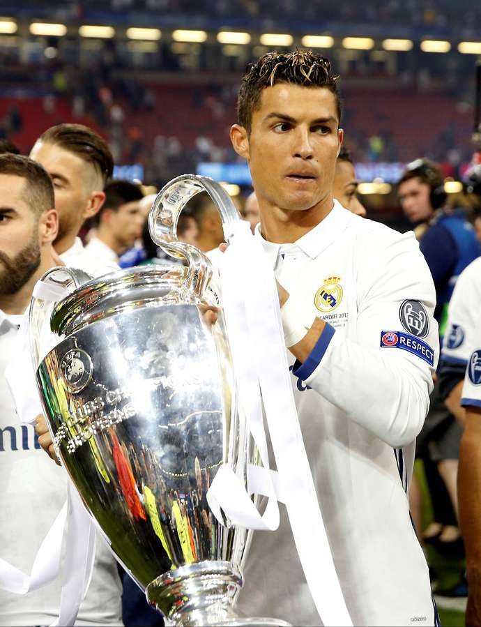 Ronaldo with the CL trophy