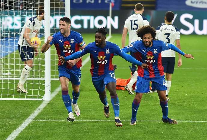 Crystal Palace's Jeffrey Schlupp celebrates scoring vs Tottenham