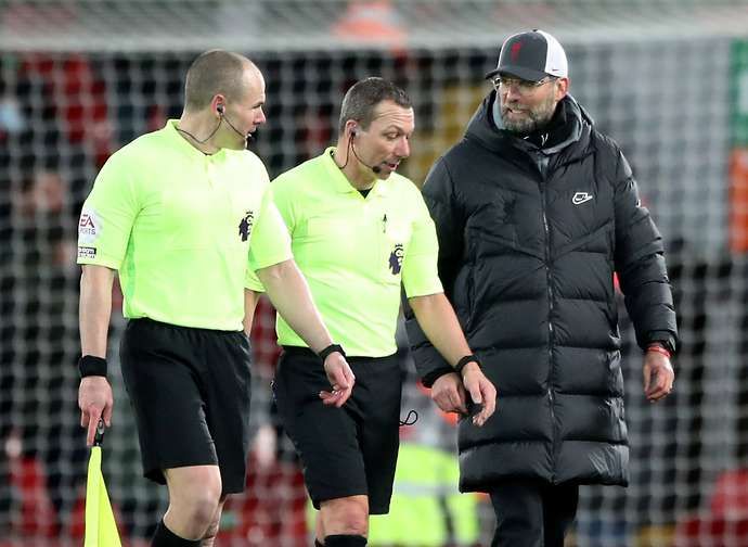 Klopp speaks with the officials