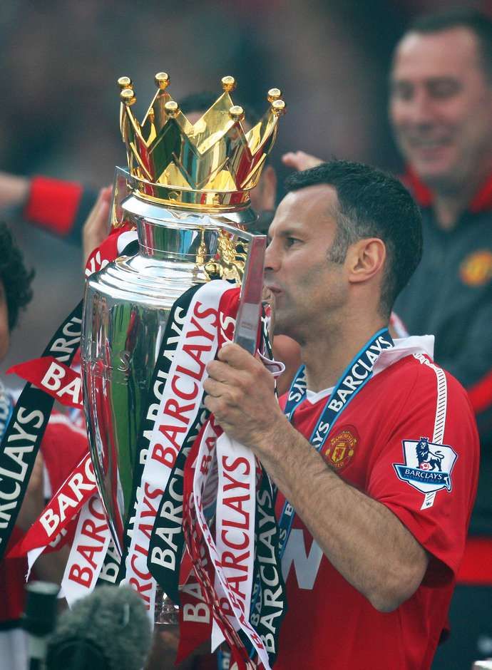 Giggs with the PL trophy