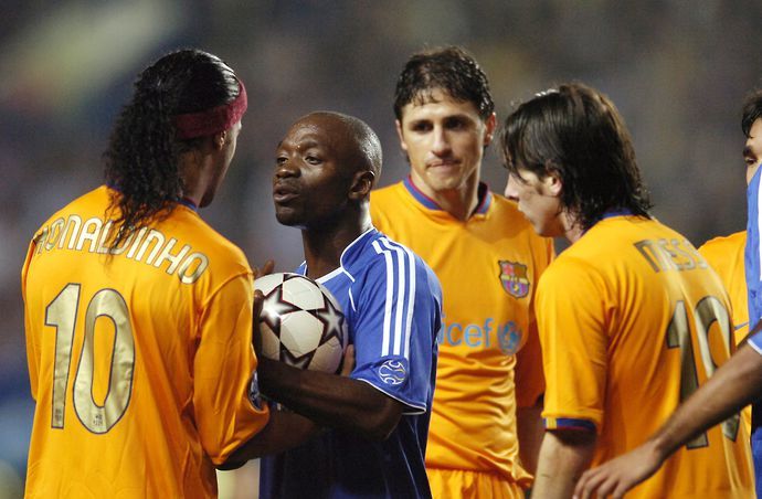 Claude Makelele and Ronaldinho in Barcelona vs Chelsea