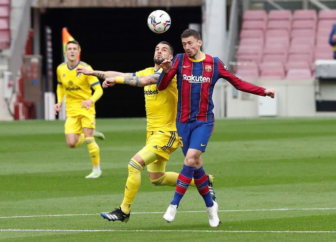 Clement Lenglet in action for Barcelona vs Cadiz