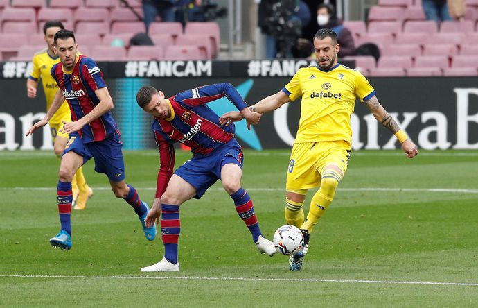 Clement Lenglet in action for Barcelona vs Cadiz