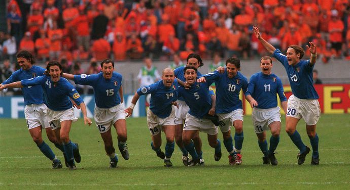 Italy celebrate vs Holland