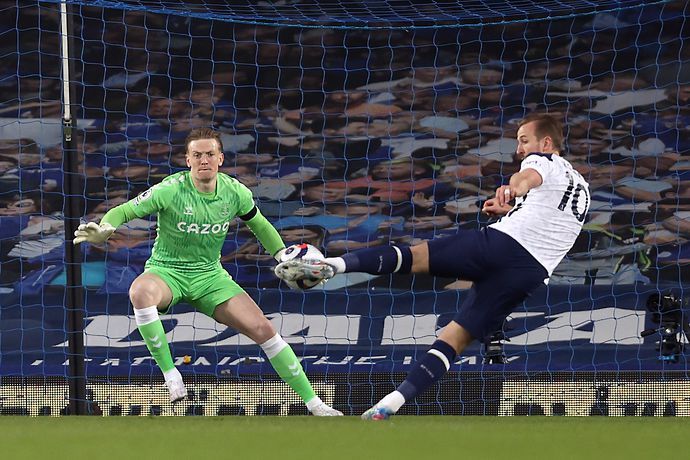 Harry Kane scores for Tottenham vs Everton