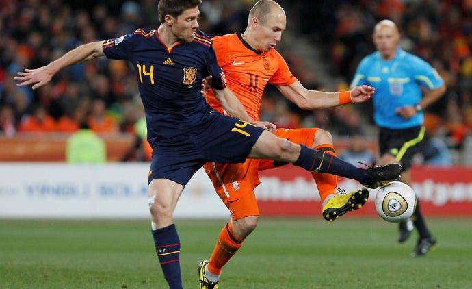 Xabi Alonso and Arjen Robben in 2010 World Cup final