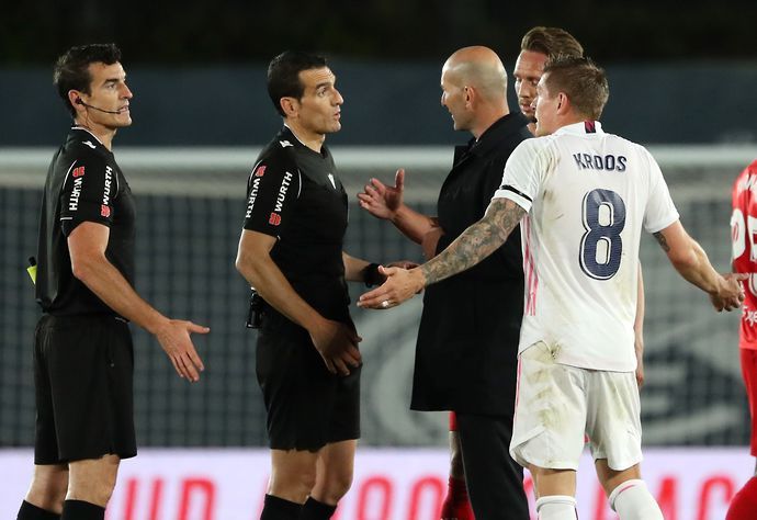 Zinedine Zidane confront the officials after Real Madrid 2-2 Sevilla.jpg