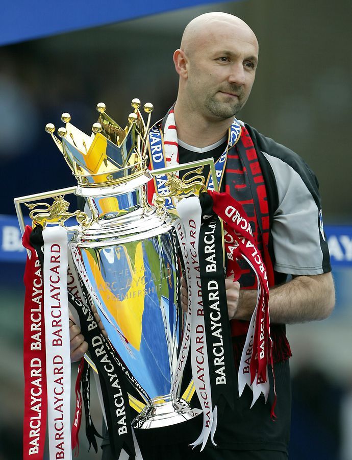 Barthez with the PL trophy