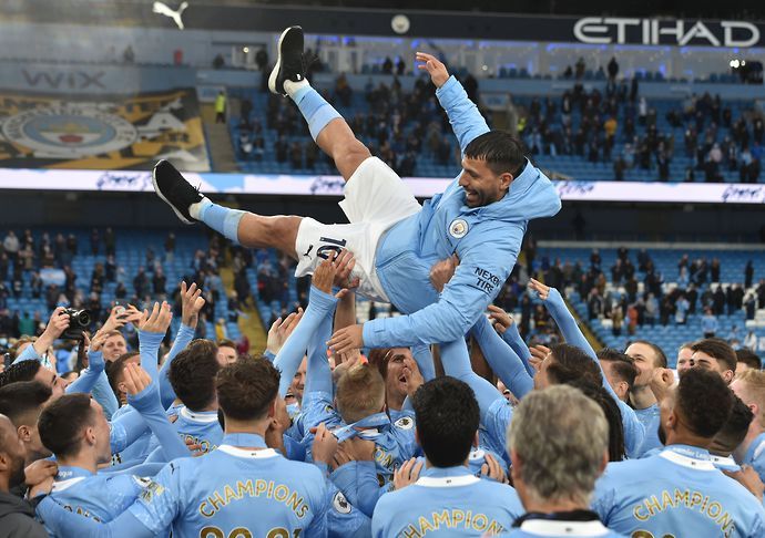 Sergio Aguero celebrates with Manchester City players
