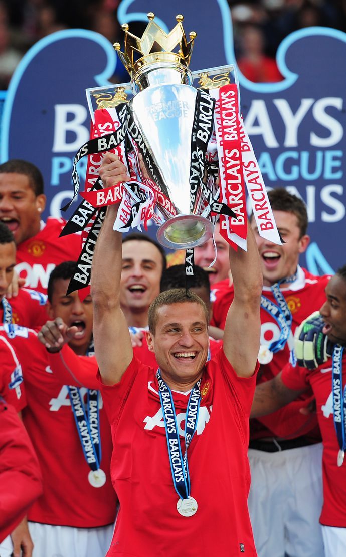 Vidic with the PL trophy