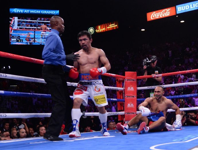Manny Pacquiao knocks down Keith Thurman