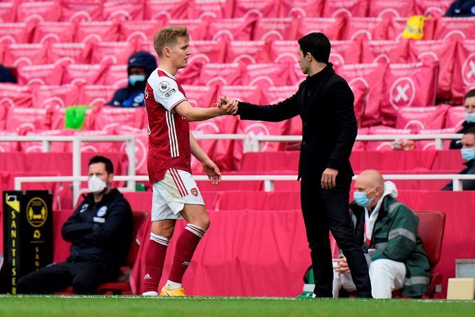 Mikel Arteta shakes hands with Martin Odegaard 