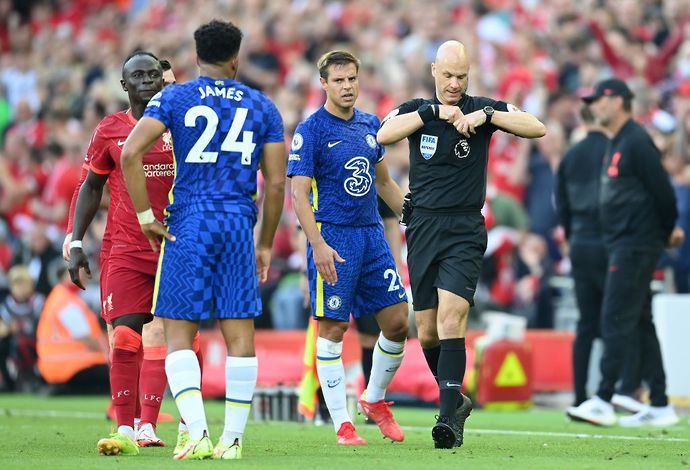 Anthony Taylor shows a red card to Reece James