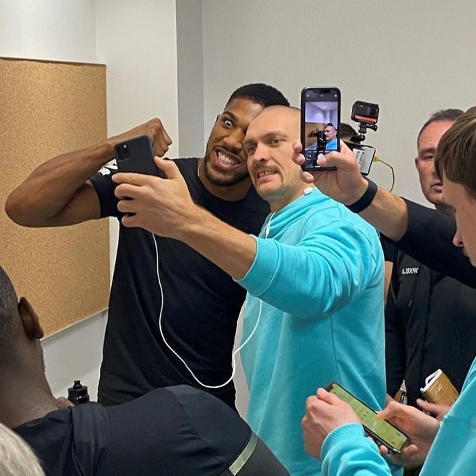 Anthony Joshua and Oleksandr Usyk pose for a selfie