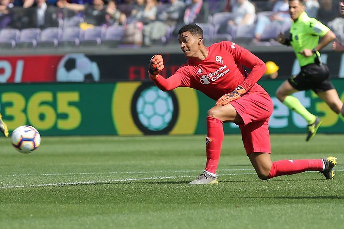 Alban Lafont throws the ball during a Ligue 1 match.
