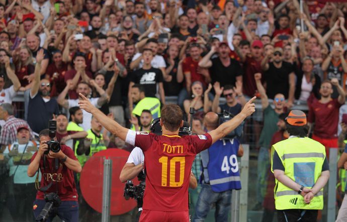 Totti says goodbye to Roma fans