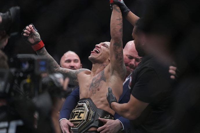 Charles Oliveira beat Dustin Poirier via submission due to a rear-naked choke