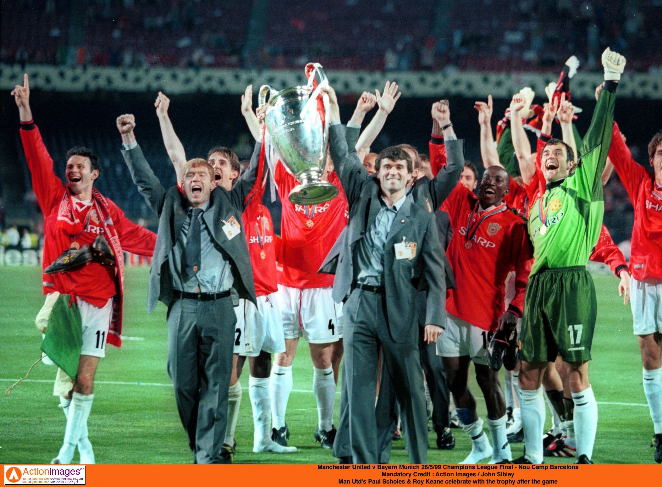 Manchester United players celebrate after their UCL 99 final win.