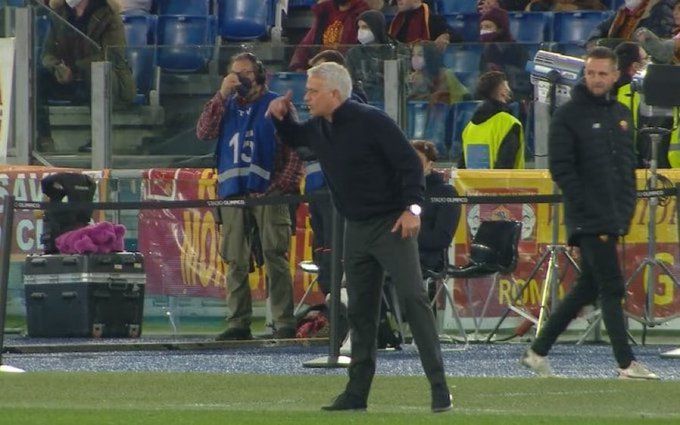 Jose Mourinho sent off after referee gesture in Roma draw