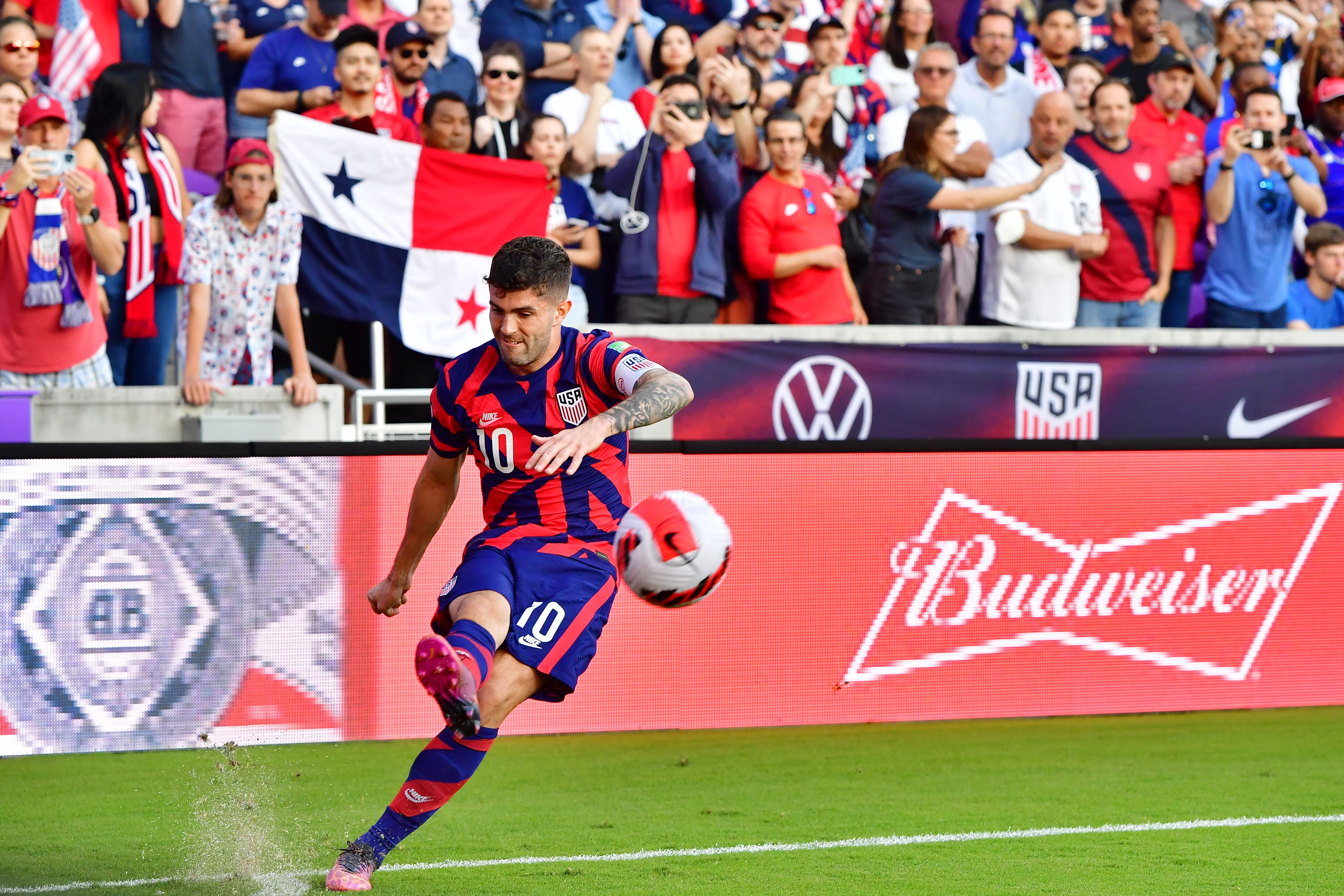 Christian Pulisic #10 of the United States kicks a corner kick in the first half against Panama
