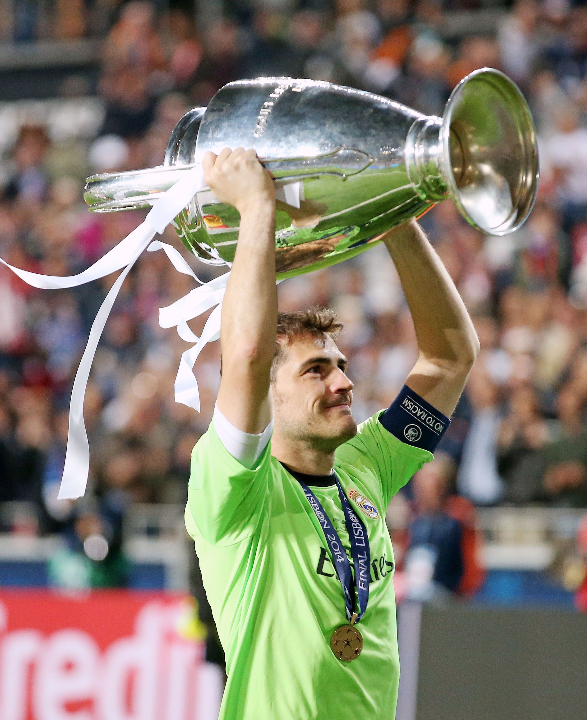 Casillas lifts the Champions League.