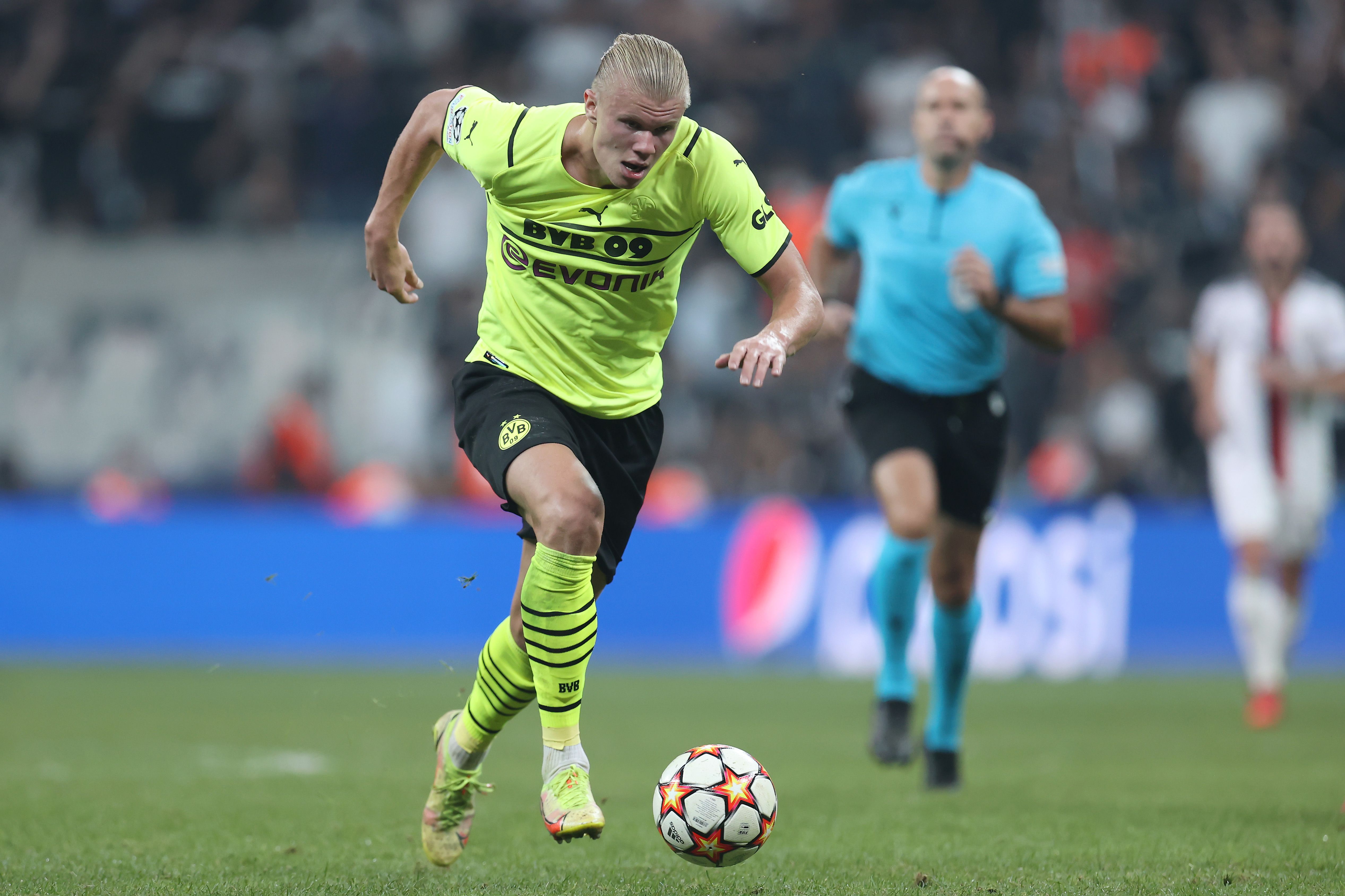 Erling Haaland Shows Weaker Right Foot Is Insanely Powerful In Training erling-haaland-shows-weaker-right-foot-is-insanely-powerful-in-training