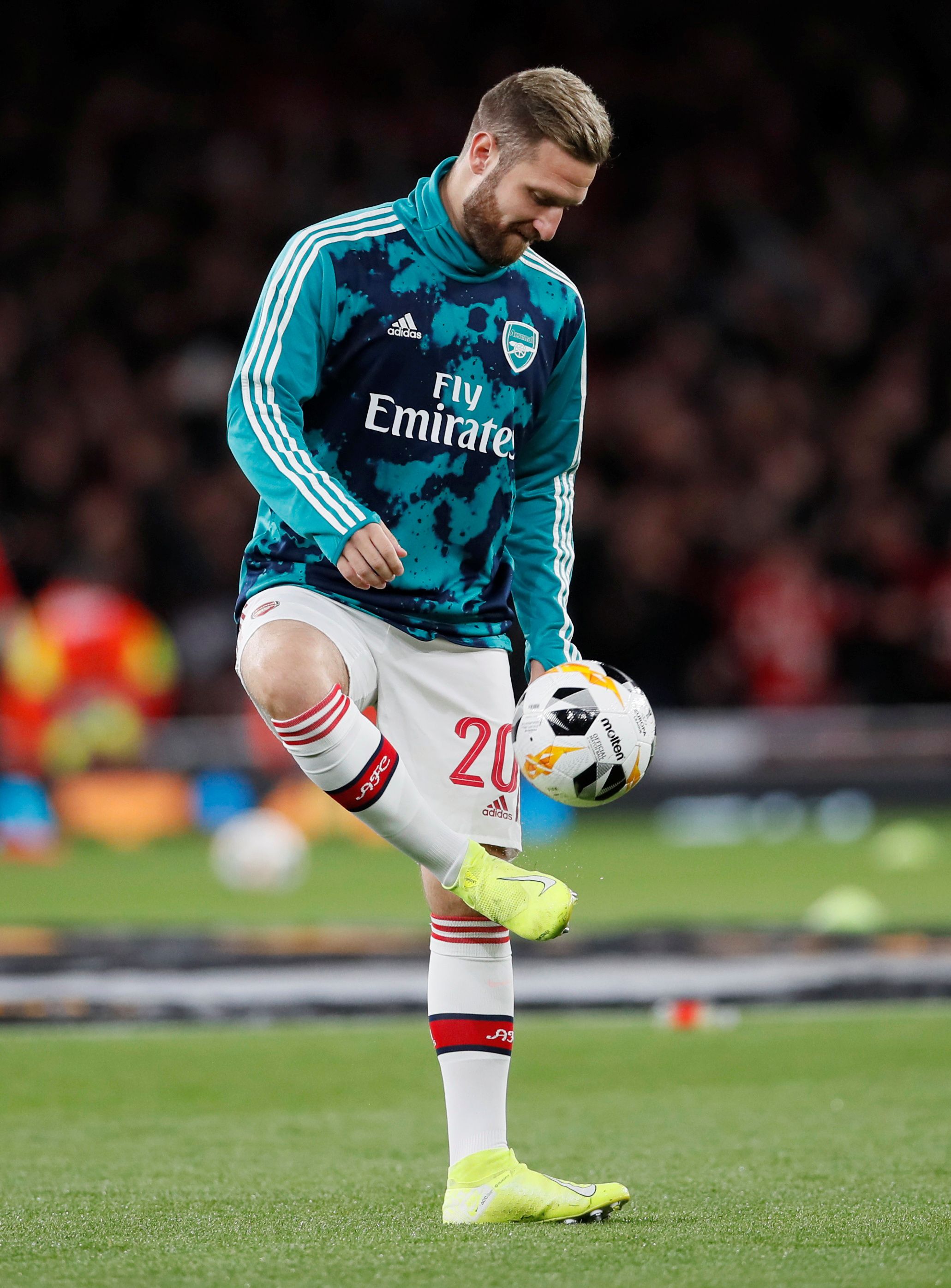 Mustafi warms up for Arsenal.