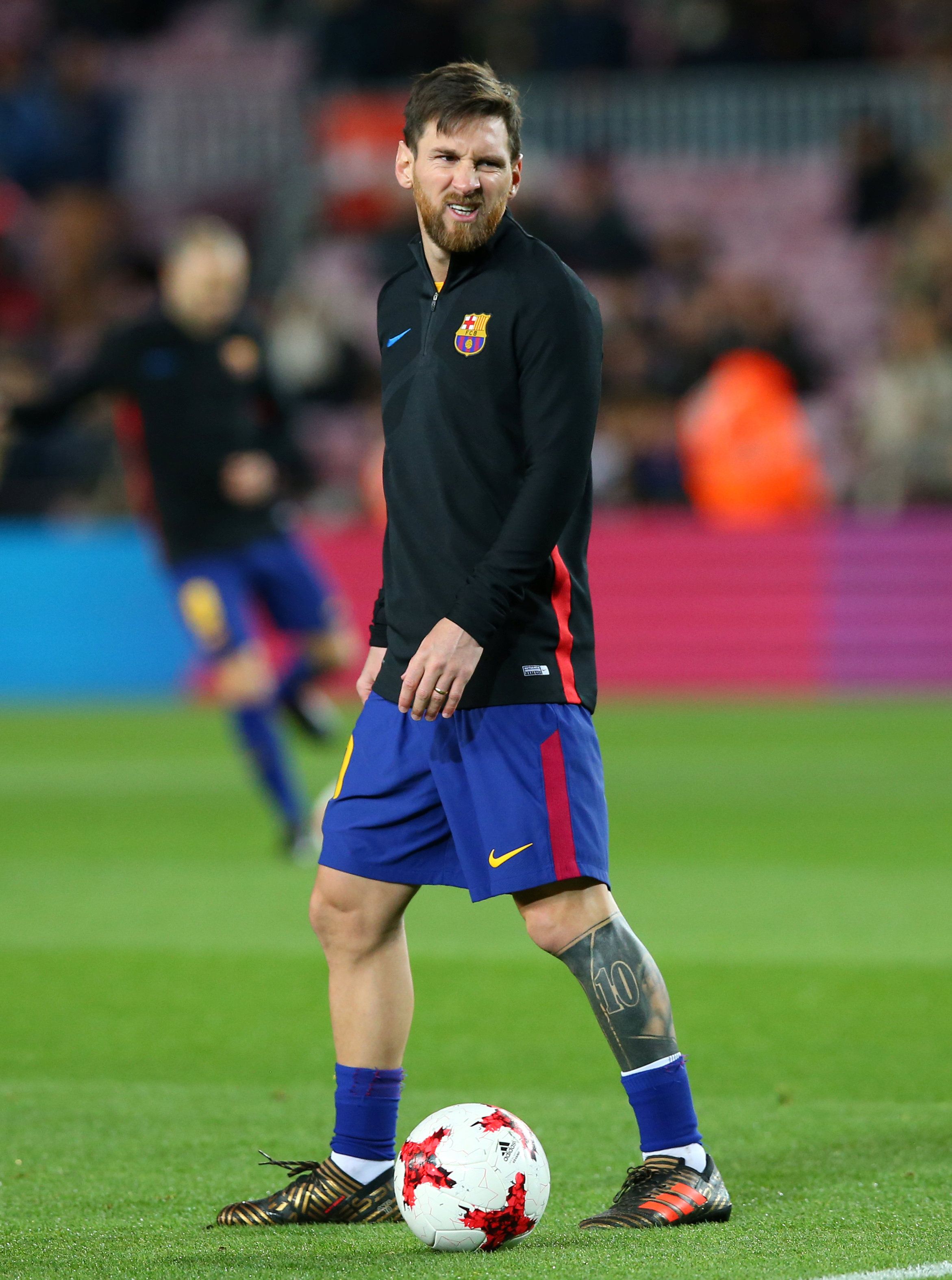 Messi warms up for Barcelona.