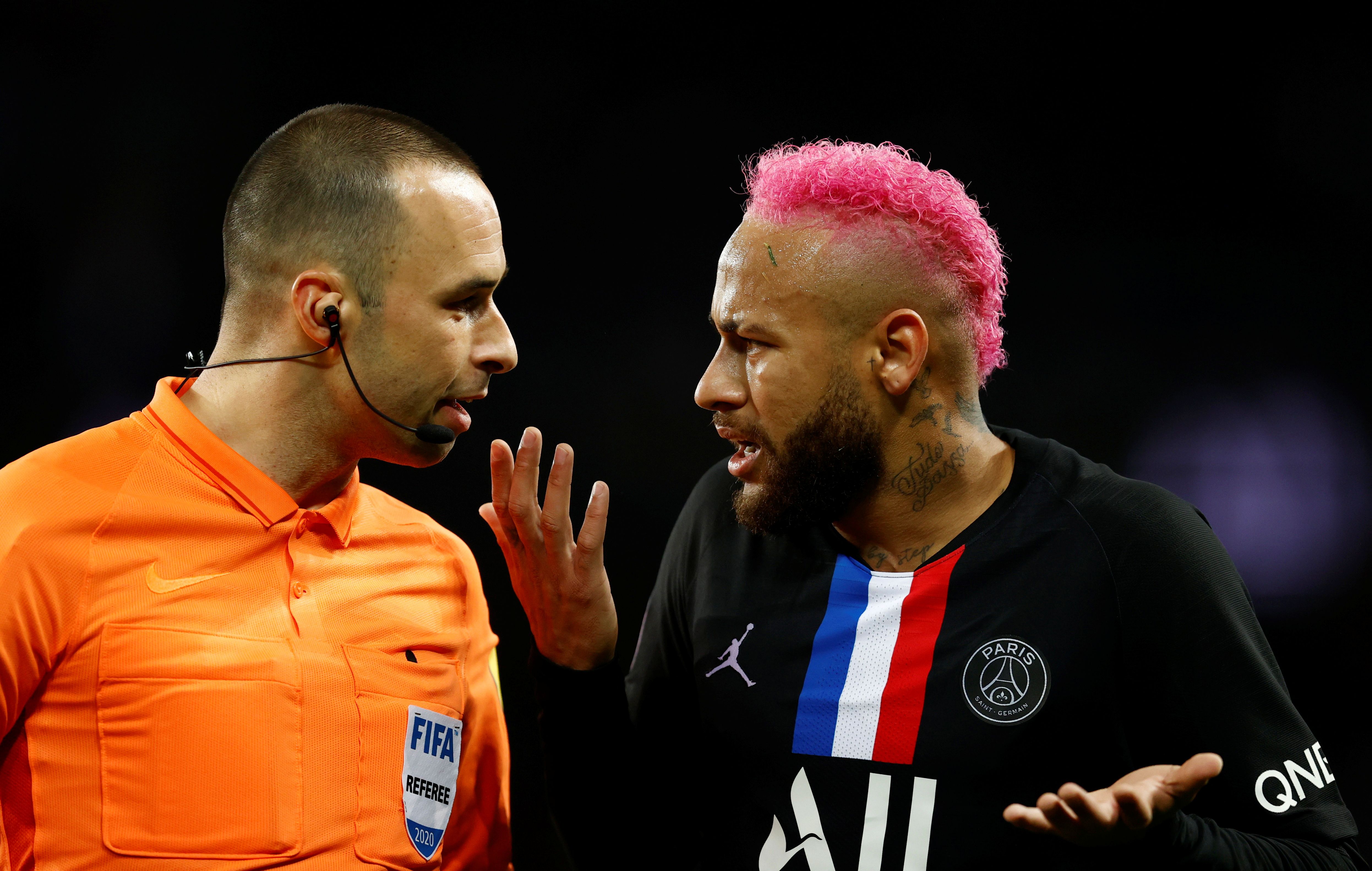 Neymar argues with the referee in PSG vs Montpellier
