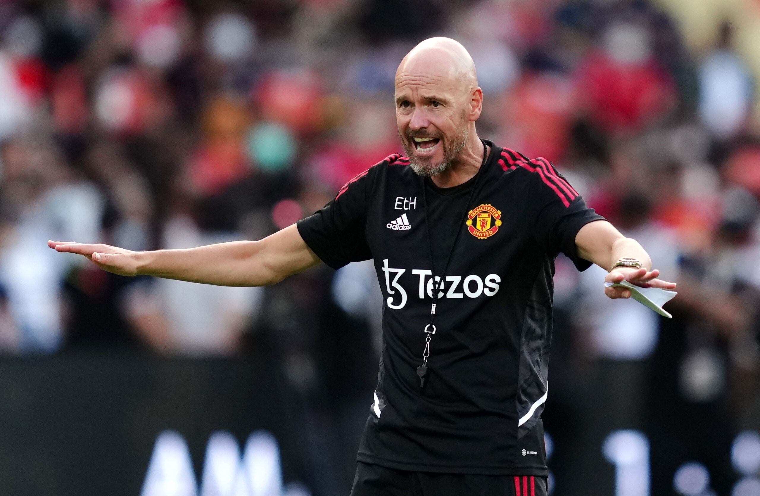 Ten Hag gives out orders.