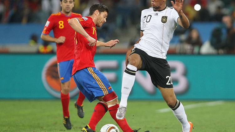 Xabi Alonso &amp; Jerome Boateng in action